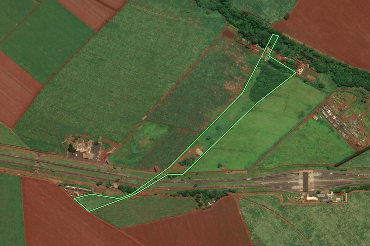 Imagem de satélite do imóvel rural em Sertãozinho (SP), com o contorno declarado no CAR desenhado por cima.