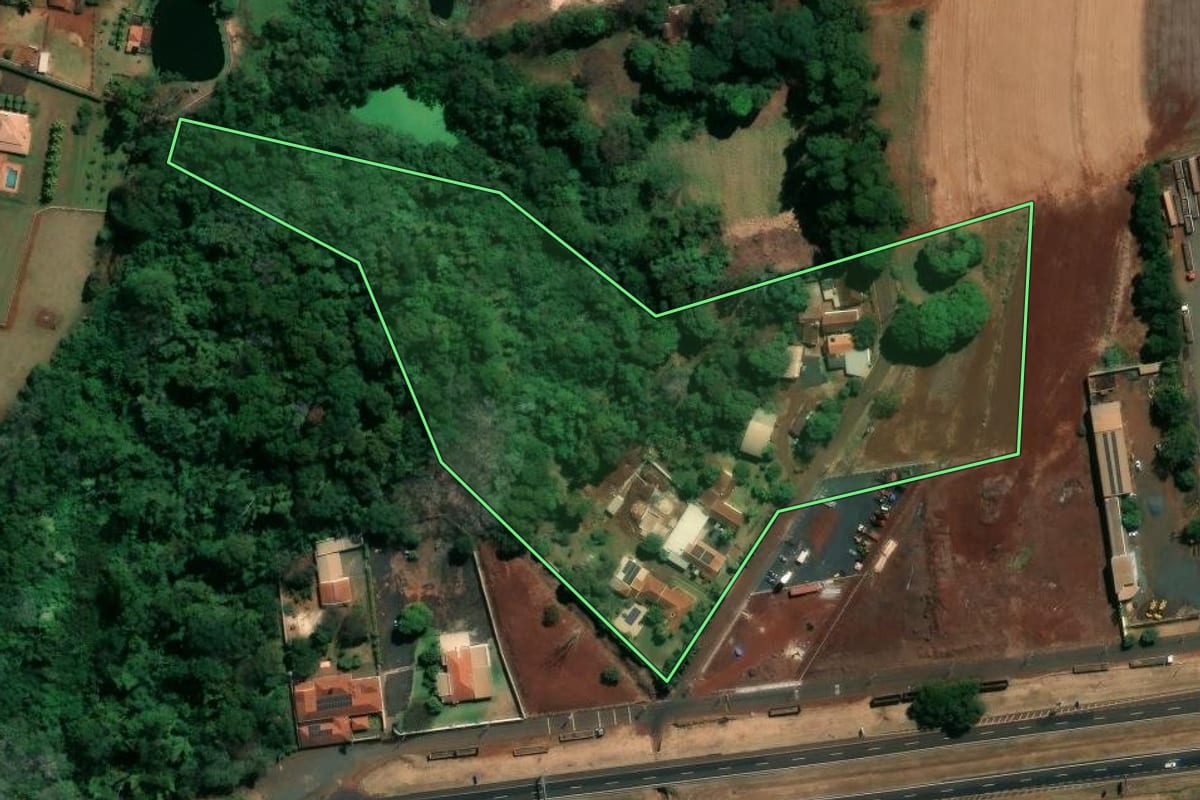 Imagem de satélite do imóvel rural em Sertãozinho (SP), com o contorno declarado no CAR desenhado por cima.