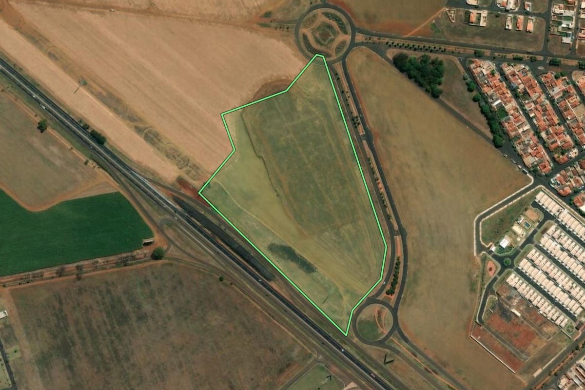 Imagem de satélite do imóvel rural em Sertãozinho (SP), com o contorno declarado no CAR desenhado por cima.
