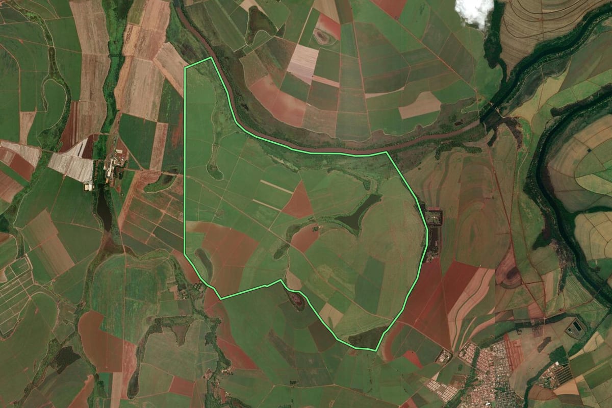 Imagem de satélite do imóvel rural em Sertãozinho (SP), com o contorno declarado no CAR desenhado por cima.
