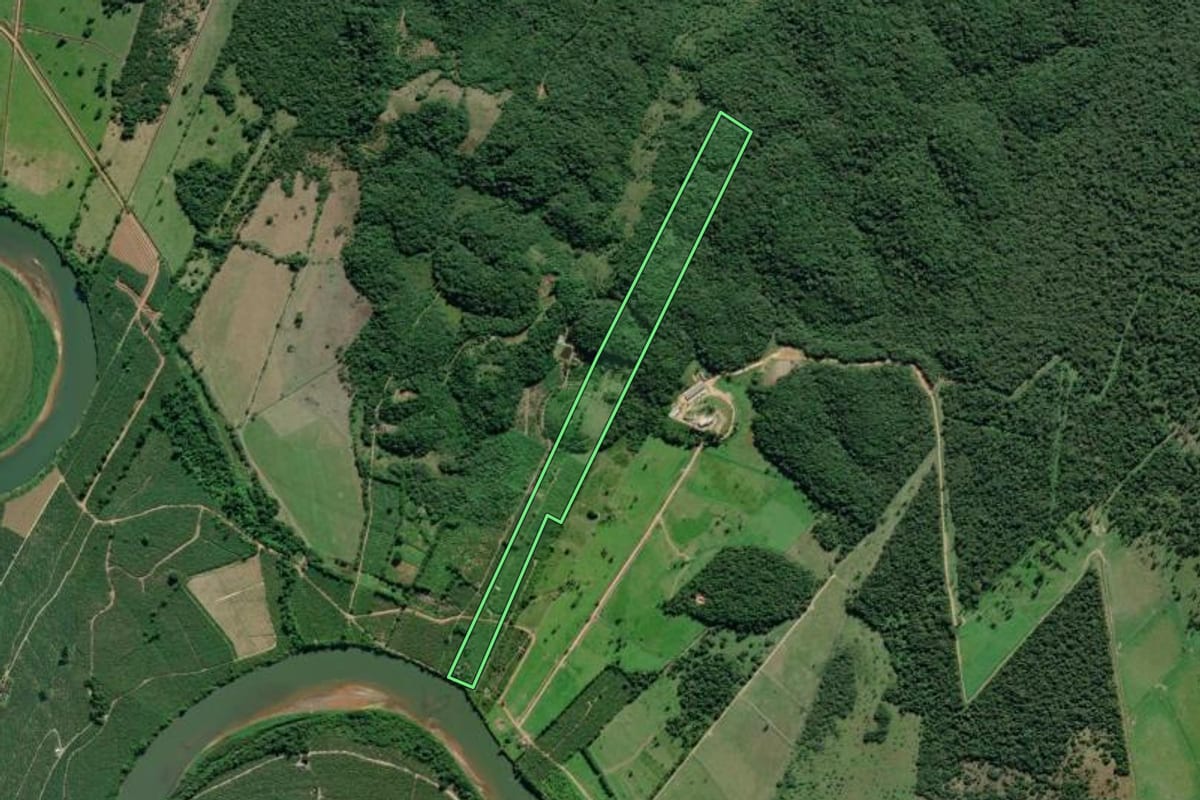 Imagem de satélite do imóvel rural em Sete Barras (SP), com o contorno declarado no CAR desenhado por cima.