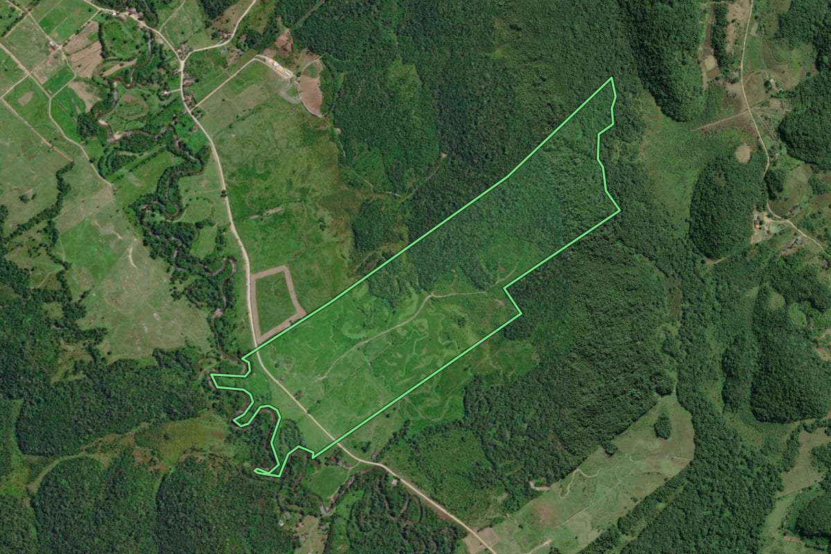 Imagem de satélite do imóvel rural em Sete Barras (SP), com o contorno declarado no CAR desenhado por cima.
