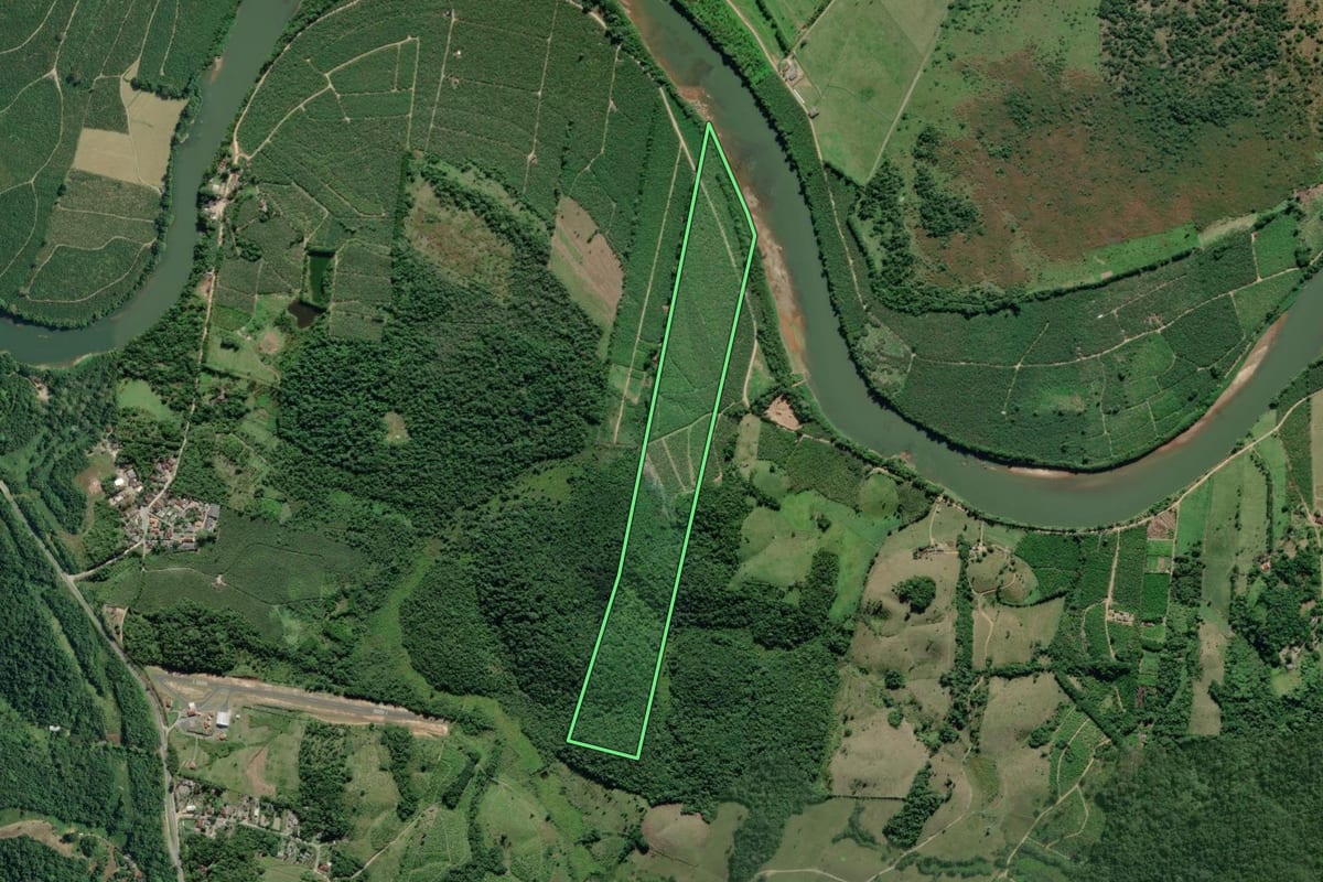 Imagem de satélite do imóvel rural em Sete Barras (SP), com o contorno declarado no CAR desenhado por cima.