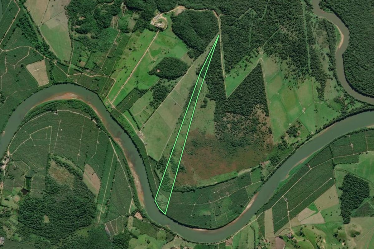 Imagem de satélite do imóvel rural em Sete Barras (SP), com o contorno declarado no CAR desenhado por cima.