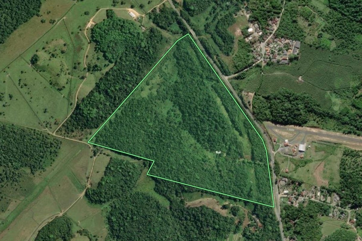 Imagem de satélite do imóvel rural em Sete Barras (SP), com o contorno declarado no CAR desenhado por cima.