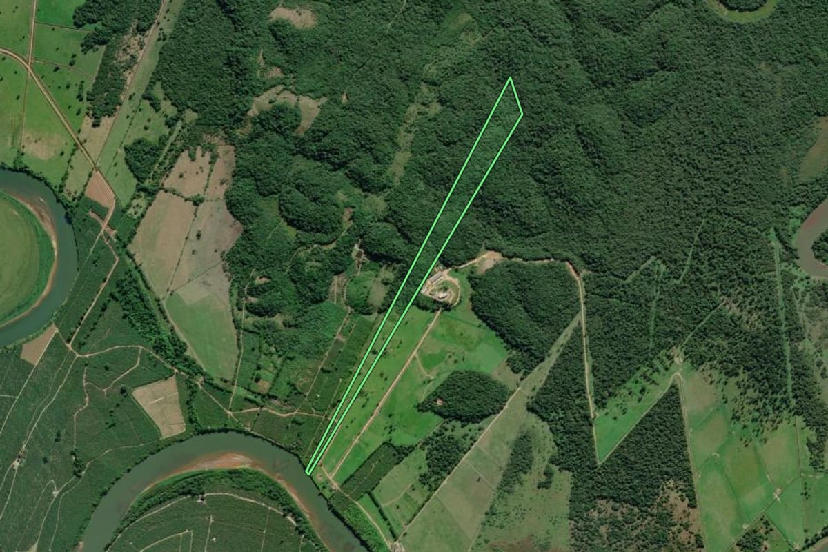 Imagem de satélite do imóvel rural em Sete Barras (SP), com o contorno declarado no CAR desenhado por cima.