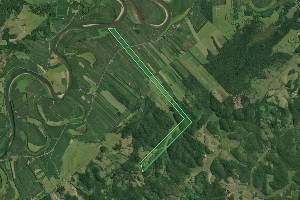 Imagem de satélite do imóvel rural em Sete Barras (SP), com o contorno declarado no CAR desenhado por cima.