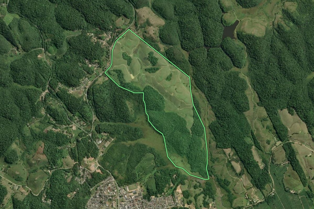 Imagem de satélite do imóvel rural em Sete Barras (SP), com o contorno declarado no CAR desenhado por cima.