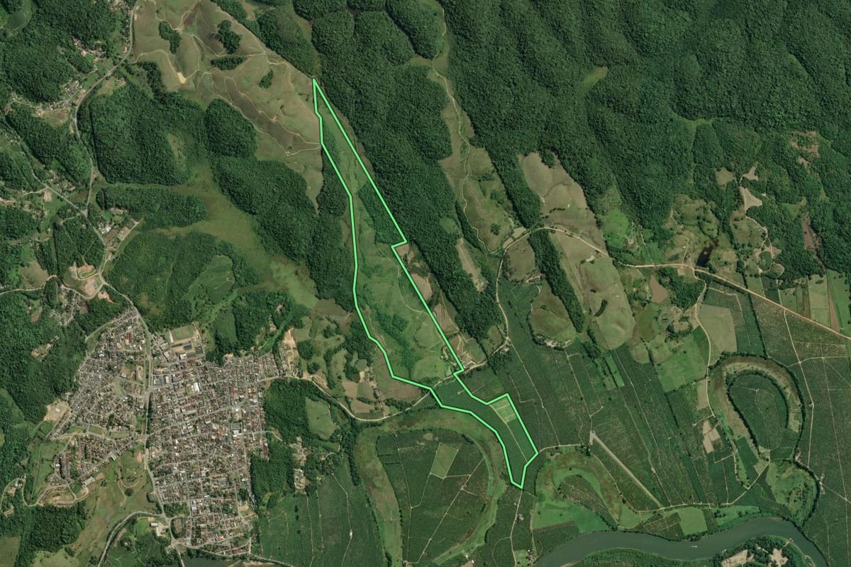 Imagem de satélite do imóvel rural em Sete Barras (SP), com o contorno declarado no CAR desenhado por cima.