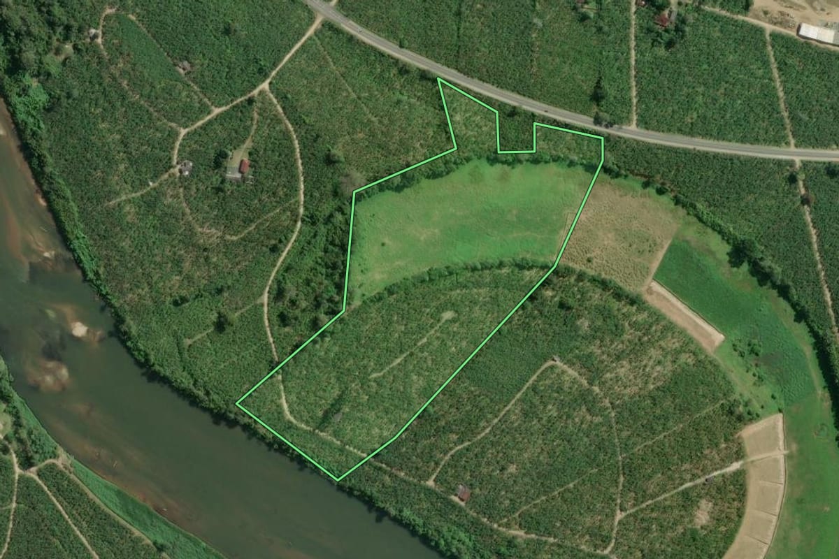 Imagem de satélite do imóvel rural em Sete Barras (SP), com o contorno declarado no CAR desenhado por cima.