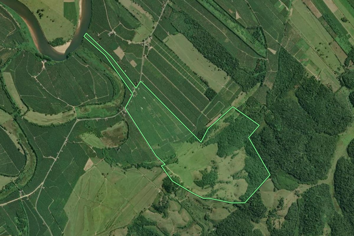 Imagem de satélite do imóvel rural em Sete Barras (SP), com o contorno declarado no CAR desenhado por cima.