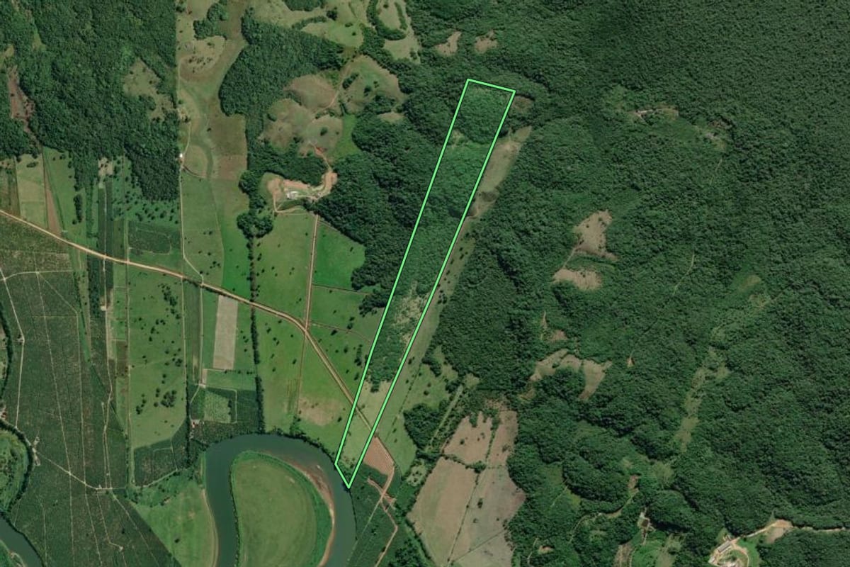 Imagem de satélite do imóvel rural em Sete Barras (SP), com o contorno declarado no CAR desenhado por cima.