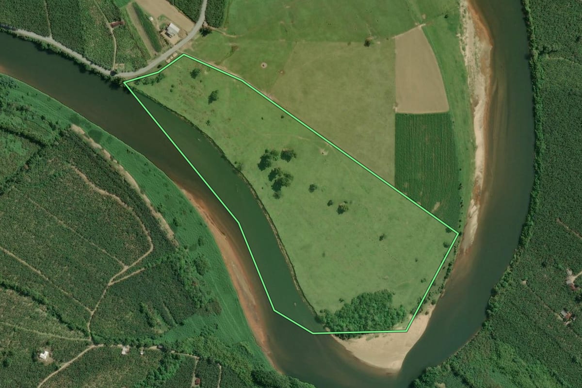 Imagem de satélite do imóvel rural em Sete Barras (SP), com o contorno declarado no CAR desenhado por cima.