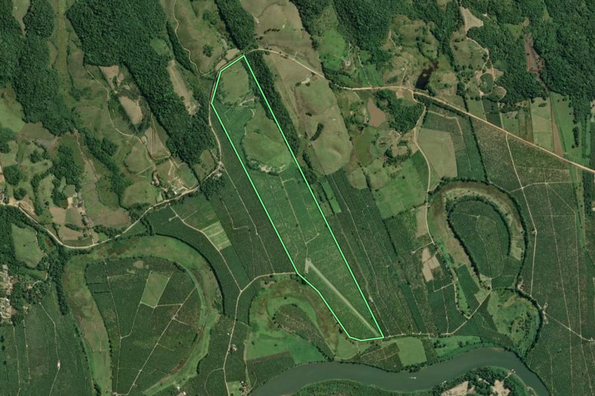 Imagem de satélite do imóvel rural em Sete Barras (SP), com o contorno declarado no CAR desenhado por cima.