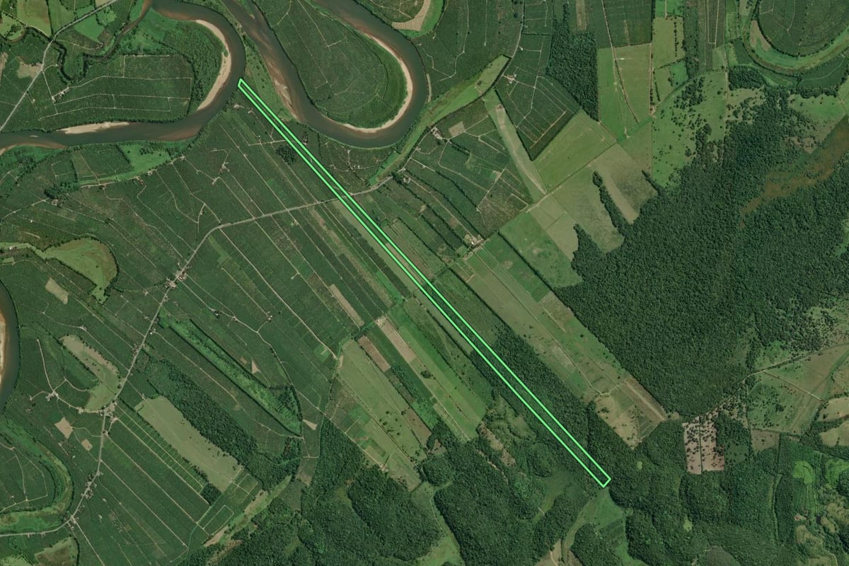 Imagem de satélite do imóvel rural em Sete Barras (SP), com o contorno declarado no CAR desenhado por cima.