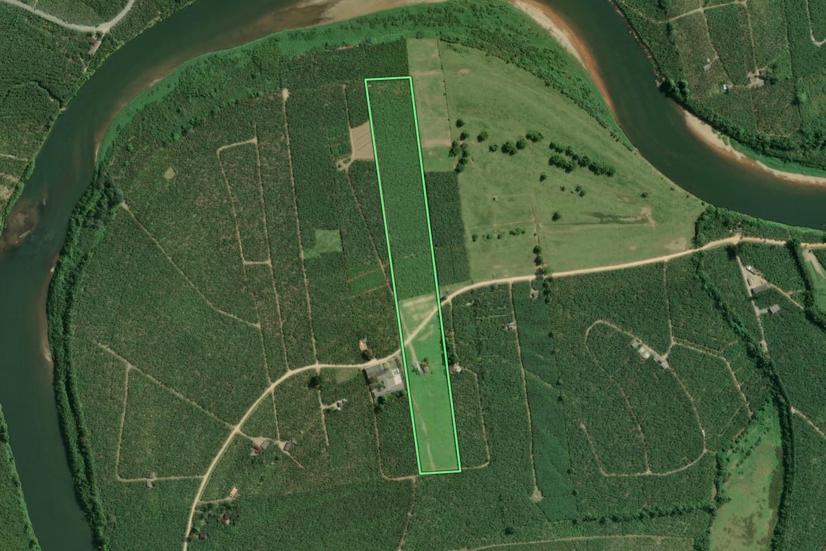 Imagem de satélite do imóvel rural em Sete Barras (SP), com o contorno declarado no CAR desenhado por cima.