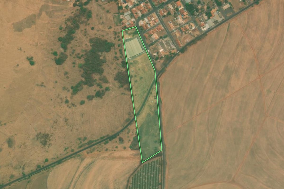 Imagem de satélite do imóvel rural em Severínia (SP), com o contorno declarado no CAR desenhado por cima.