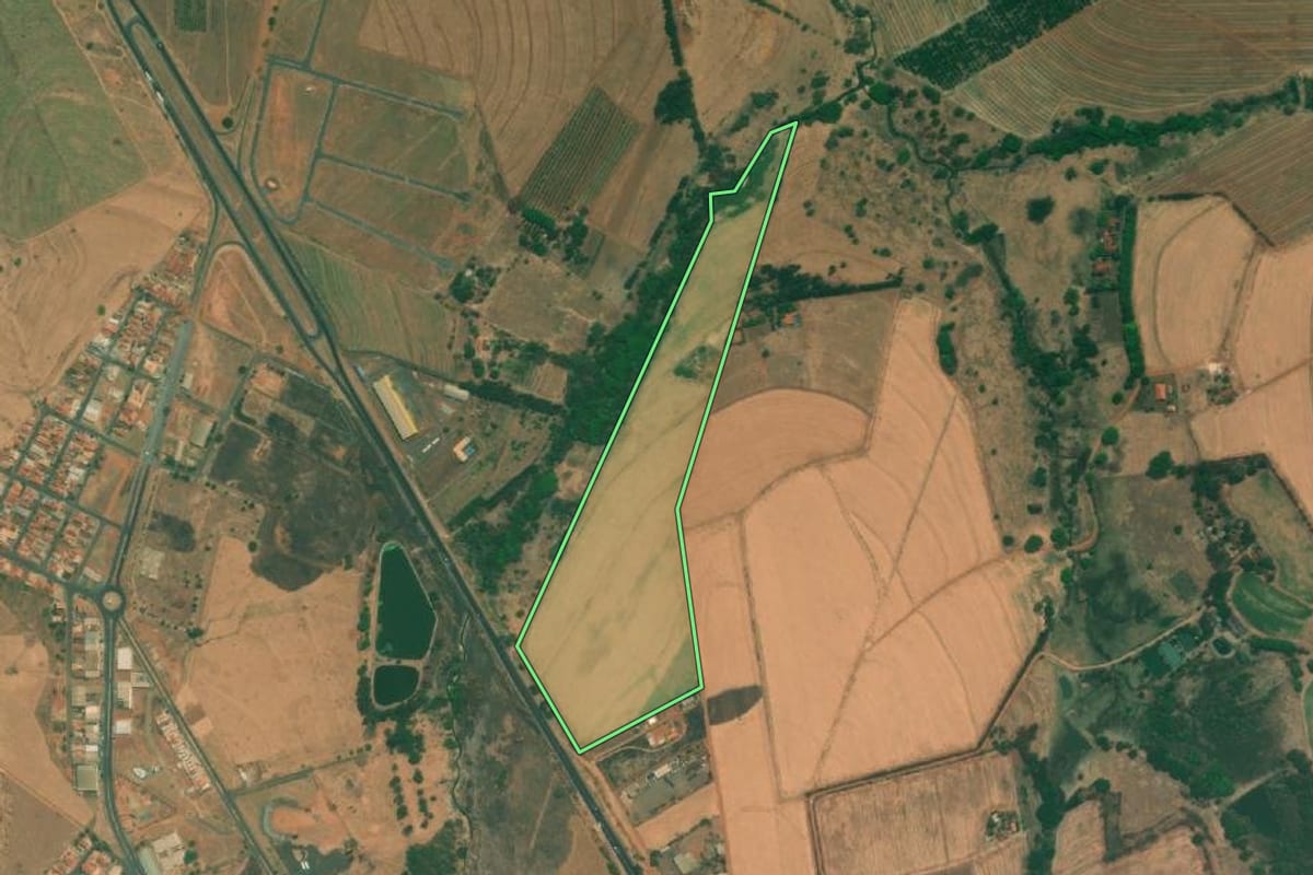 Imagem de satélite do imóvel rural em Severínia (SP), com o contorno declarado no CAR desenhado por cima.