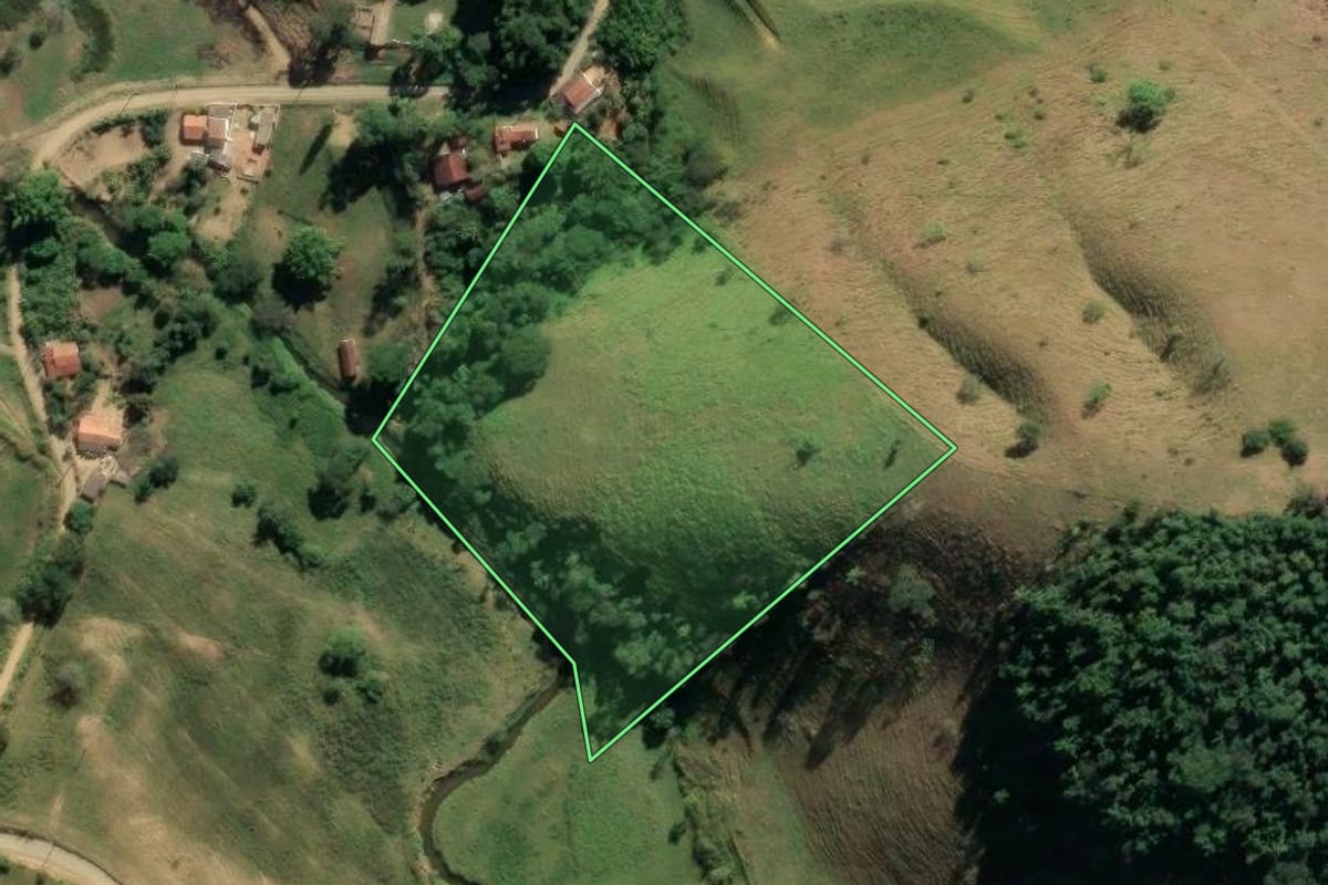 Imagem de satélite do imóvel rural em Silveiras (SP), com o contorno declarado no CAR desenhado por cima.