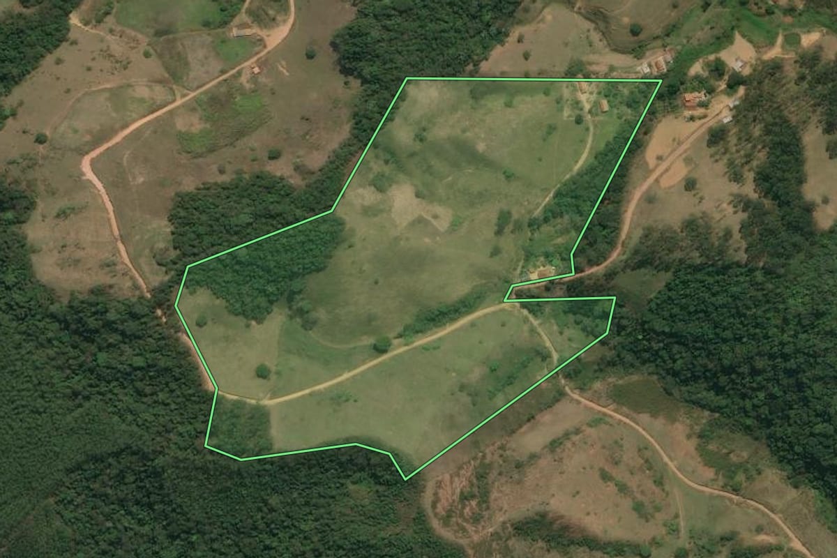 Imagem de satélite do imóvel rural em Silveiras (SP), com o contorno declarado no CAR desenhado por cima.