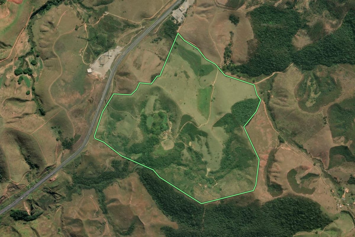 Imagem de satélite do imóvel rural em Silveiras (SP), com o contorno declarado no CAR desenhado por cima.