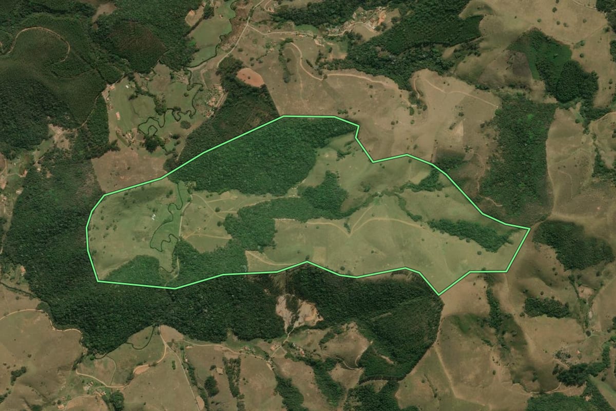 Imagem de satélite do imóvel rural em Silveiras (SP), com o contorno declarado no CAR desenhado por cima.