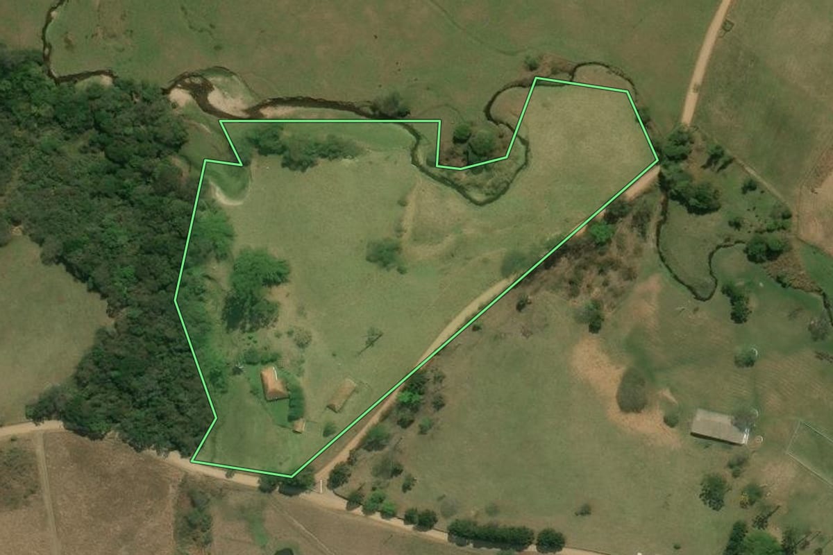 Imagem de satélite do imóvel rural em Silveiras (SP), com o contorno declarado no CAR desenhado por cima.