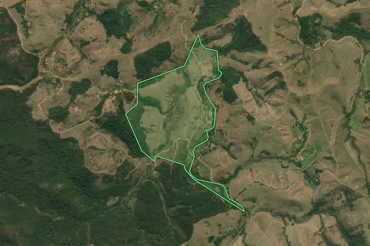 Imagem de satélite do imóvel rural em Silveiras (SP), com o contorno declarado no CAR desenhado por cima.