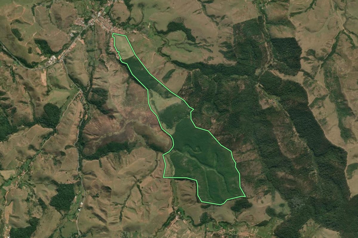 Imagem de satélite do imóvel rural em Silveiras (SP), com o contorno declarado no CAR desenhado por cima.