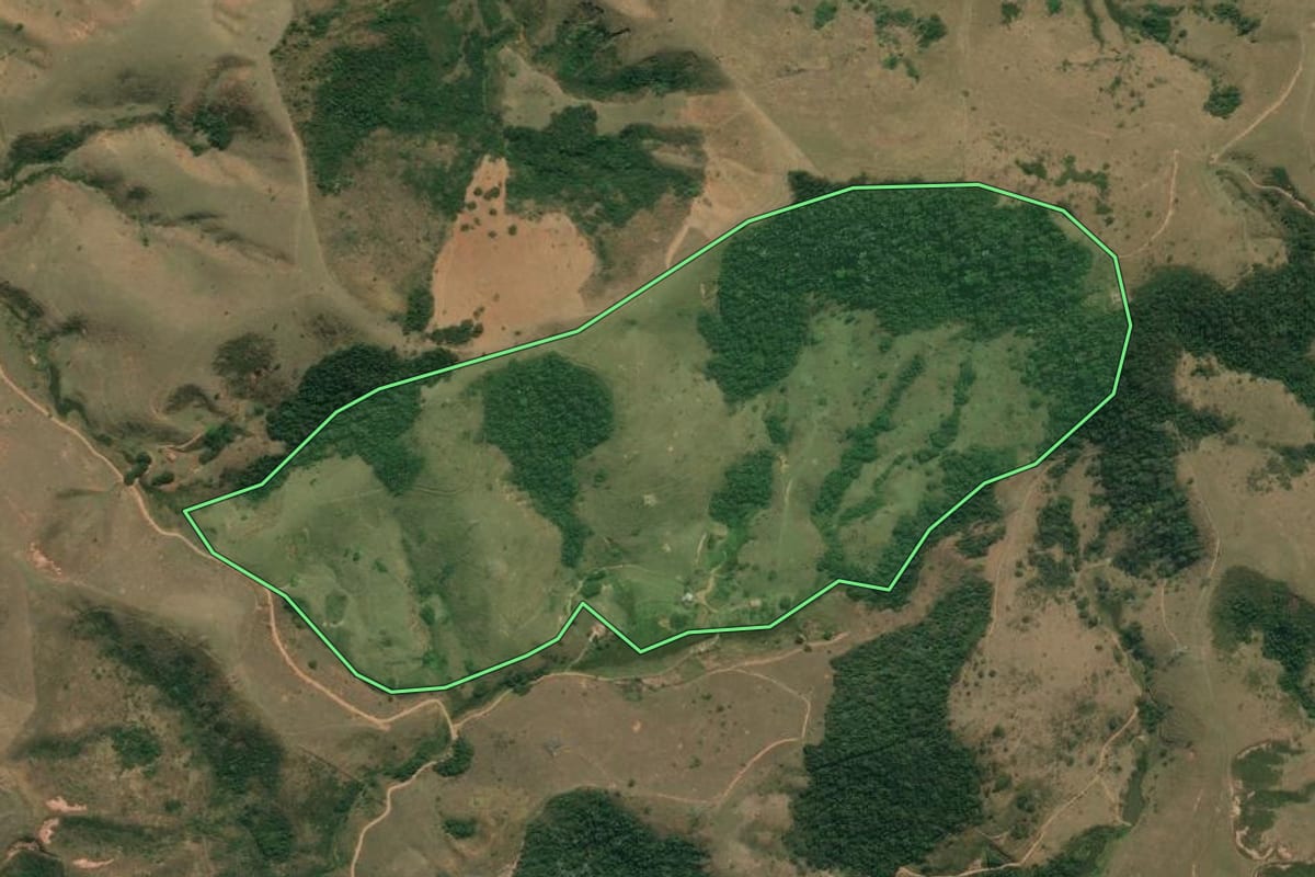 Imagem de satélite do imóvel rural em Silveiras (SP), com o contorno declarado no CAR desenhado por cima.