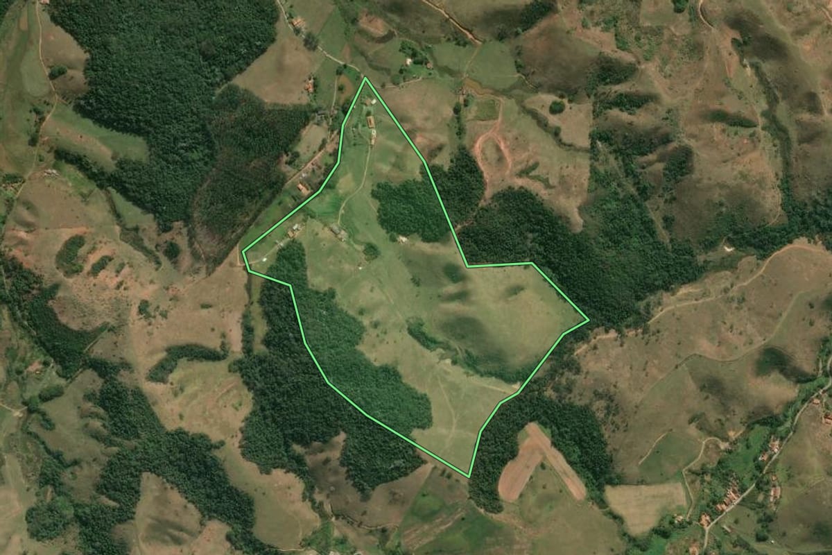 Imagem de satélite do imóvel rural em Silveiras (SP), com o contorno declarado no CAR desenhado por cima.