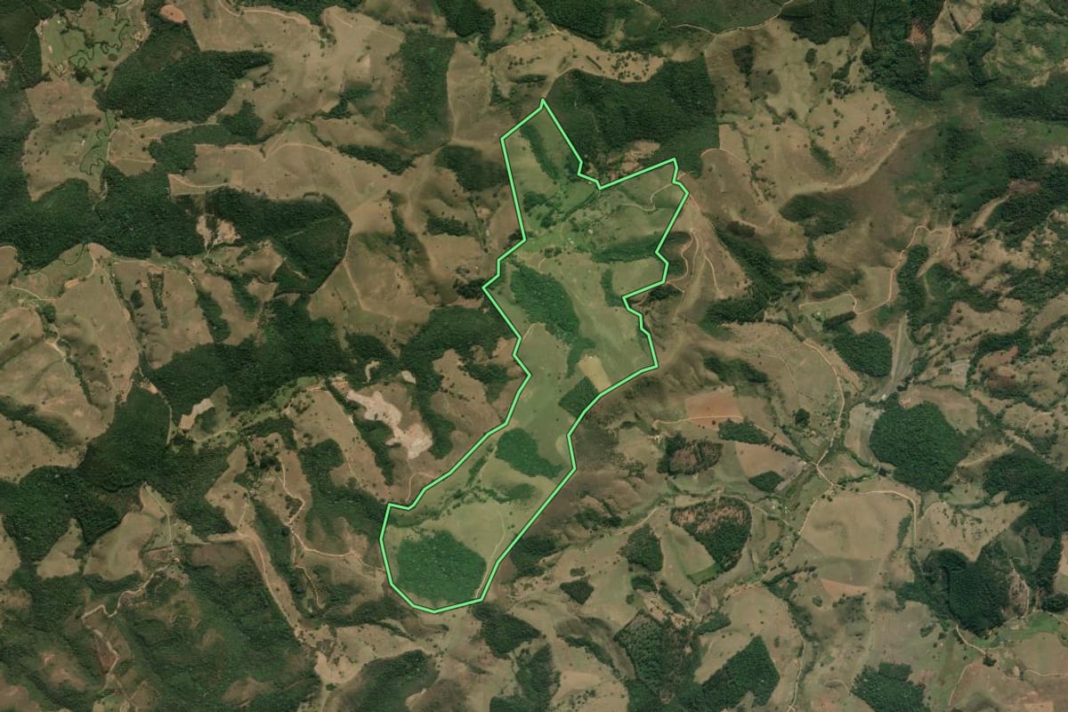 Imagem de satélite do imóvel rural em Silveiras (SP), com o contorno declarado no CAR desenhado por cima.