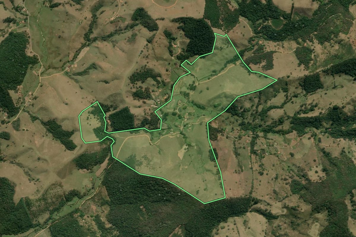Imagem de satélite do imóvel rural em Silveiras (SP), com o contorno declarado no CAR desenhado por cima.