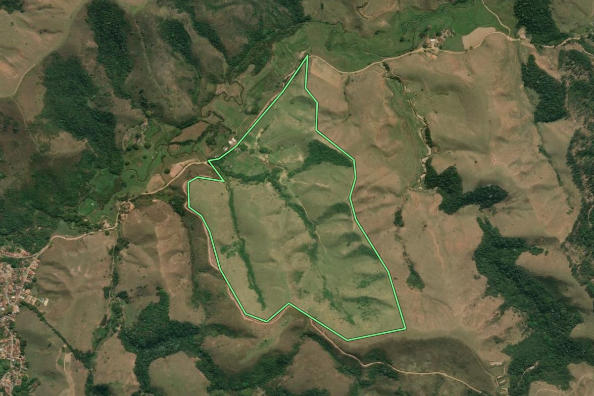 Imagem de satélite do imóvel rural em Silveiras (SP), com o contorno declarado no CAR desenhado por cima.