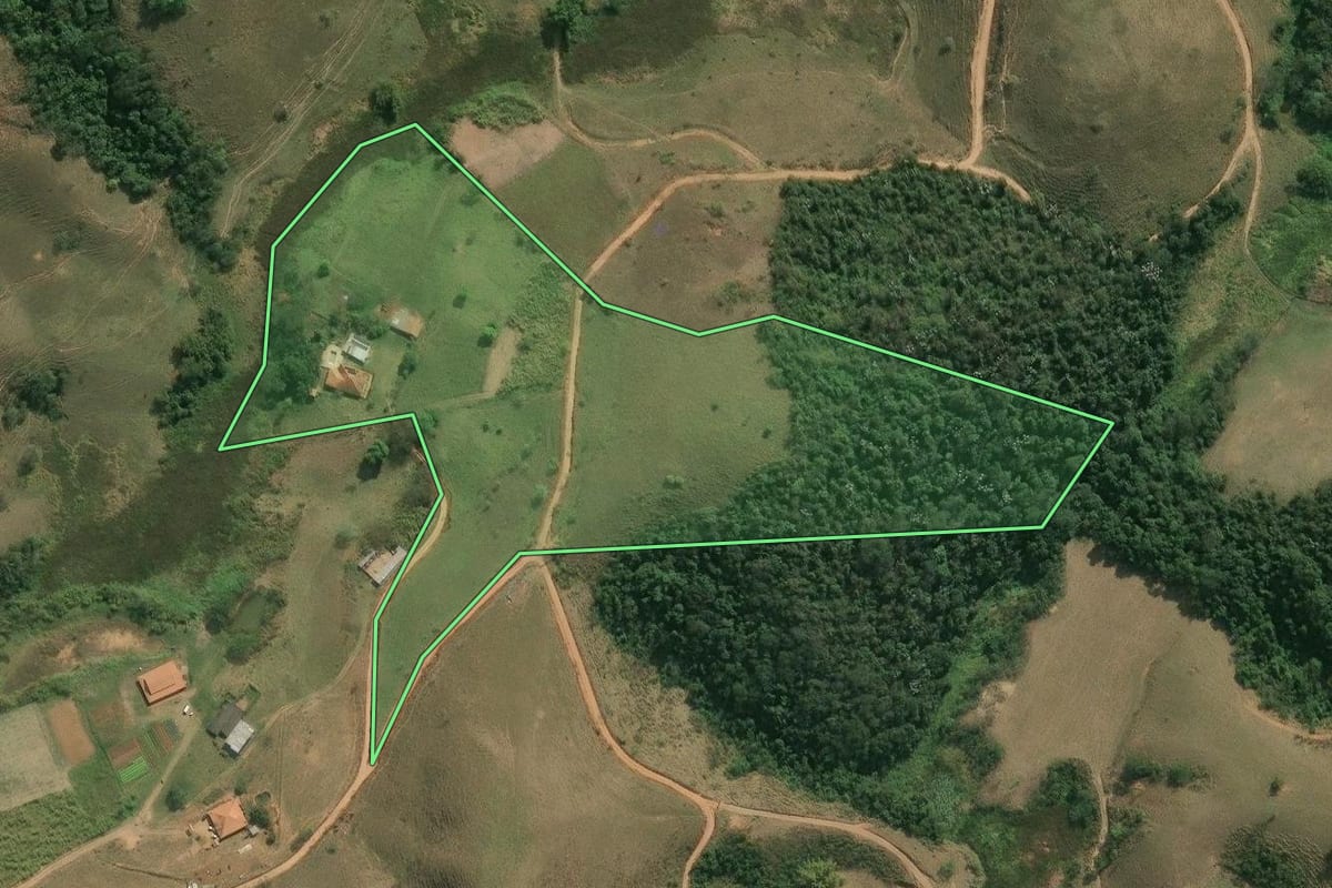 Imagem de satélite do imóvel rural em Silveiras (SP), com o contorno declarado no CAR desenhado por cima.