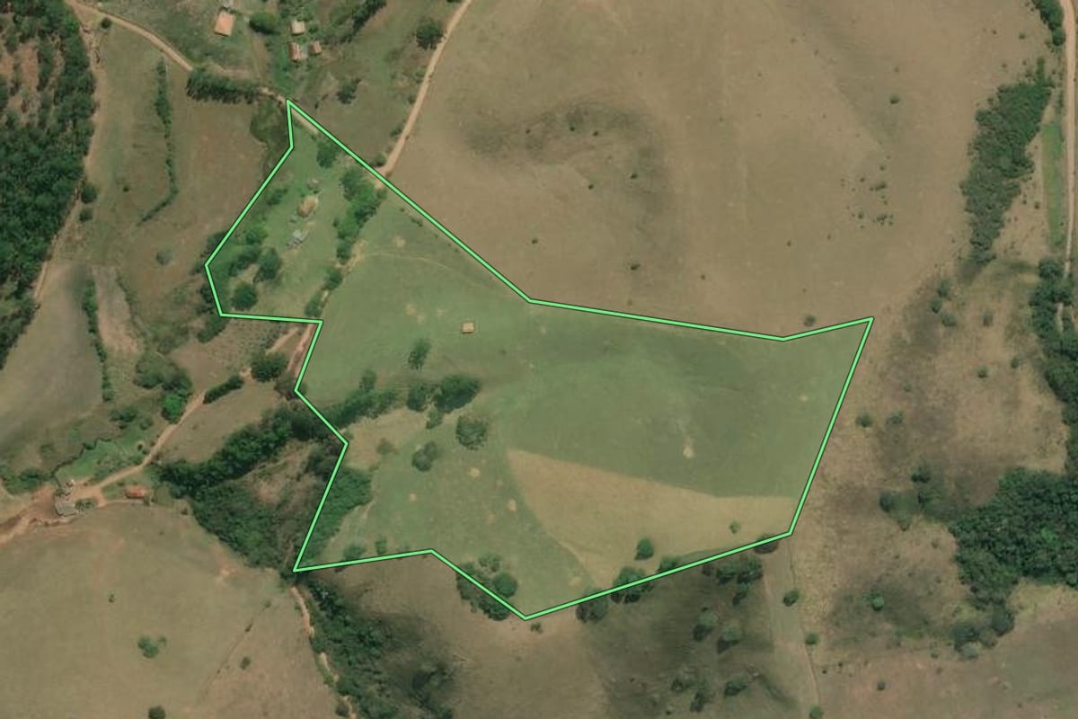 Imagem de satélite do imóvel rural em Silveiras (SP), com o contorno declarado no CAR desenhado por cima.