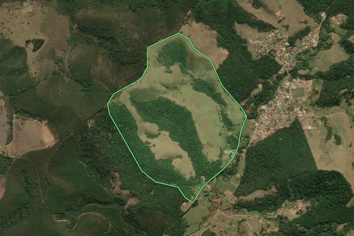 Imagem de satélite do imóvel rural em Silveiras (SP), com o contorno declarado no CAR desenhado por cima.
