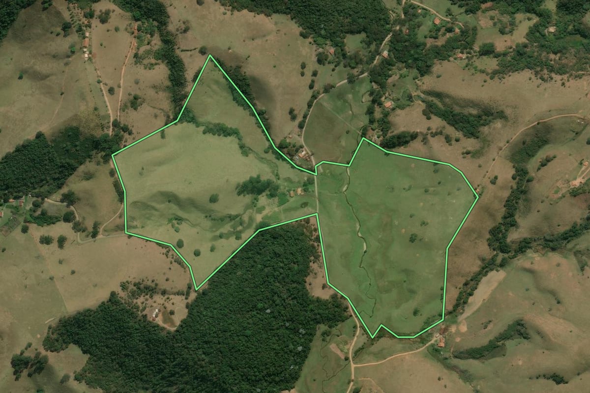 Imagem de satélite do imóvel rural em Silveiras (SP), com o contorno declarado no CAR desenhado por cima.