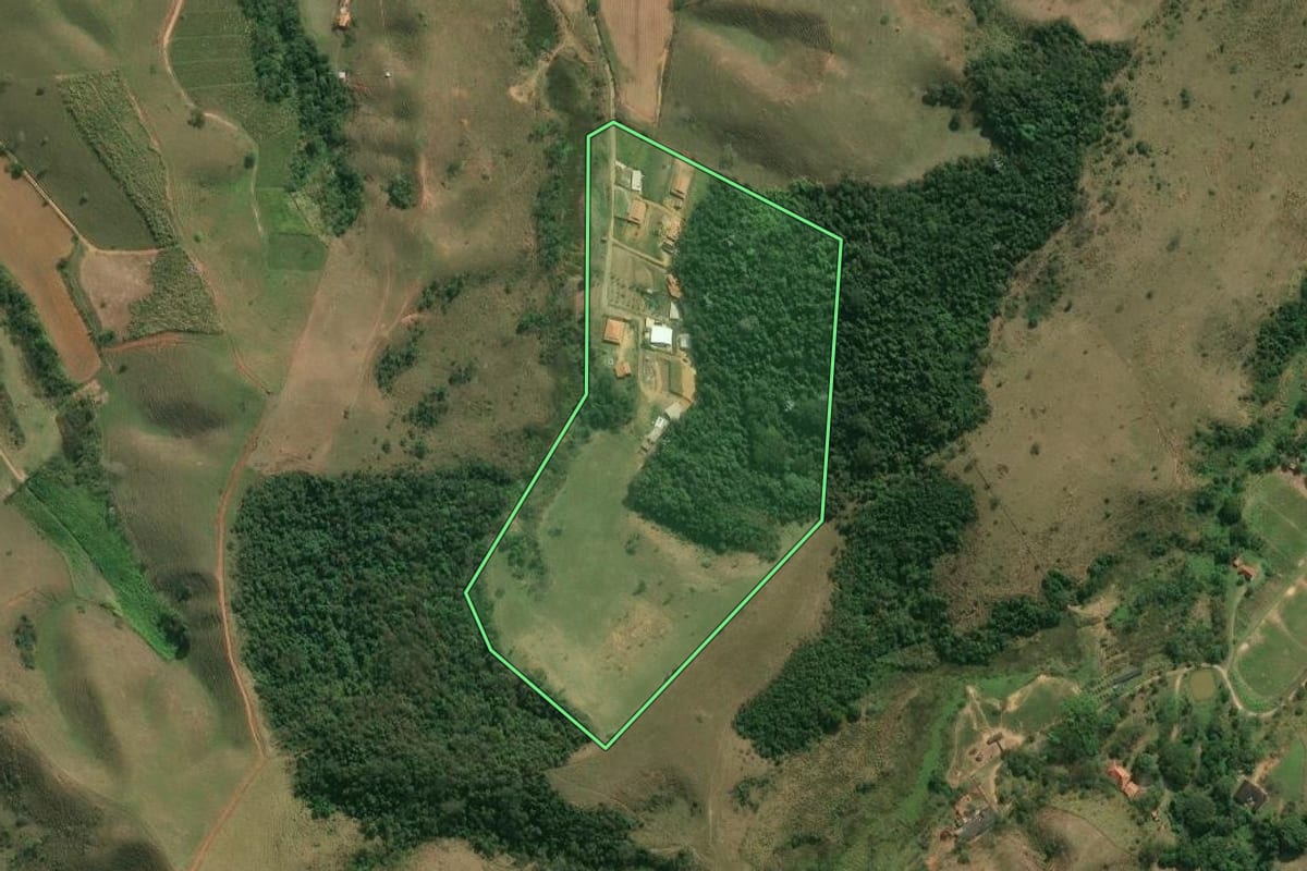 Imagem de satélite do imóvel rural em Silveiras (SP), com o contorno declarado no CAR desenhado por cima.