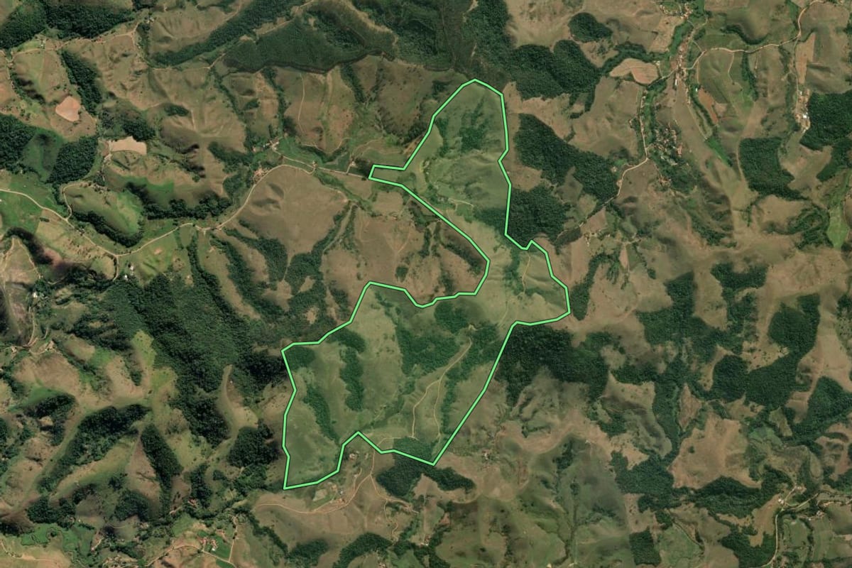 Imagem de satélite do imóvel rural em Silveiras (SP), com o contorno declarado no CAR desenhado por cima.