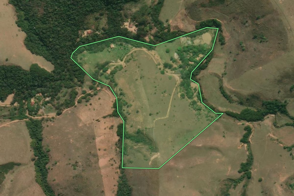 Imagem de satélite do imóvel rural em Silveiras (SP), com o contorno declarado no CAR desenhado por cima.
