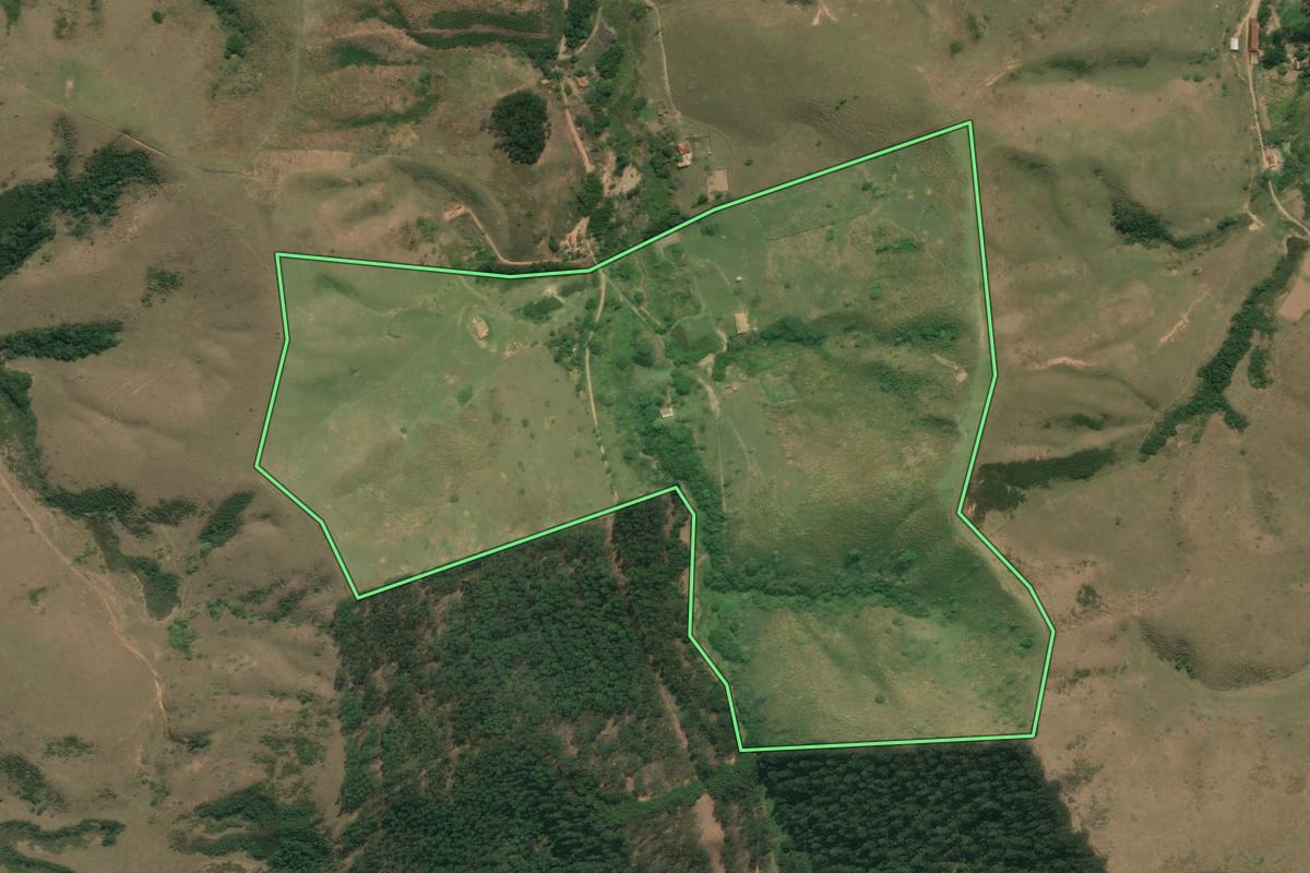Imagem de satélite do imóvel rural em Silveiras (SP), com o contorno declarado no CAR desenhado por cima.