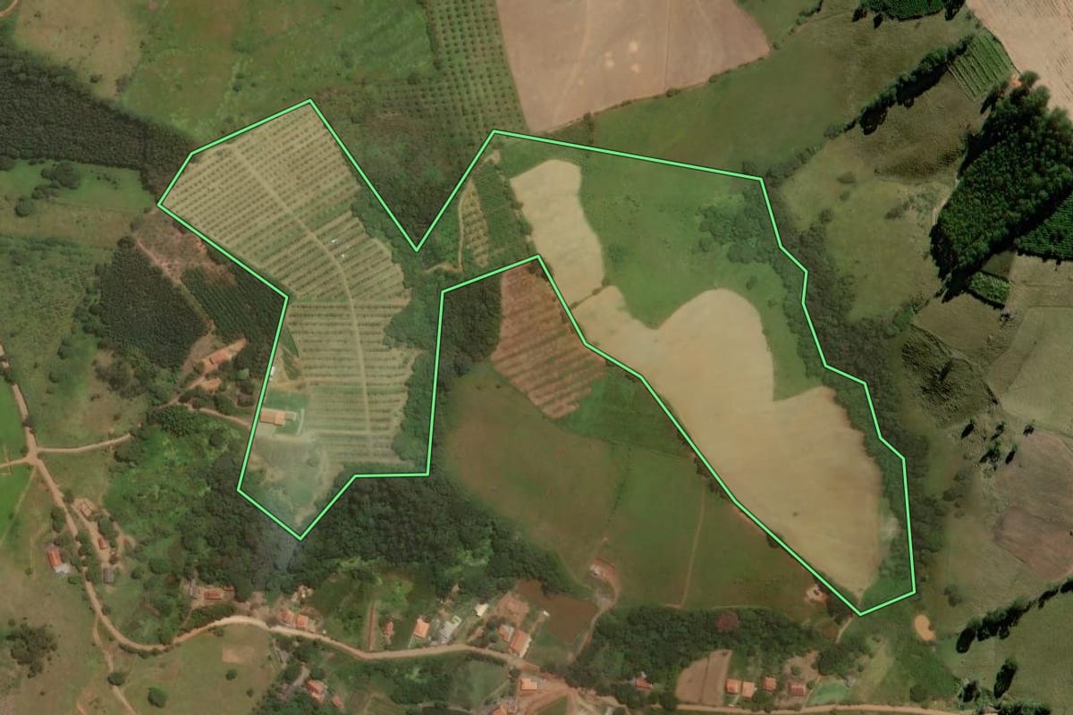 Imagem de satélite do imóvel rural em Socorro (SP), com o contorno declarado no CAR desenhado por cima.