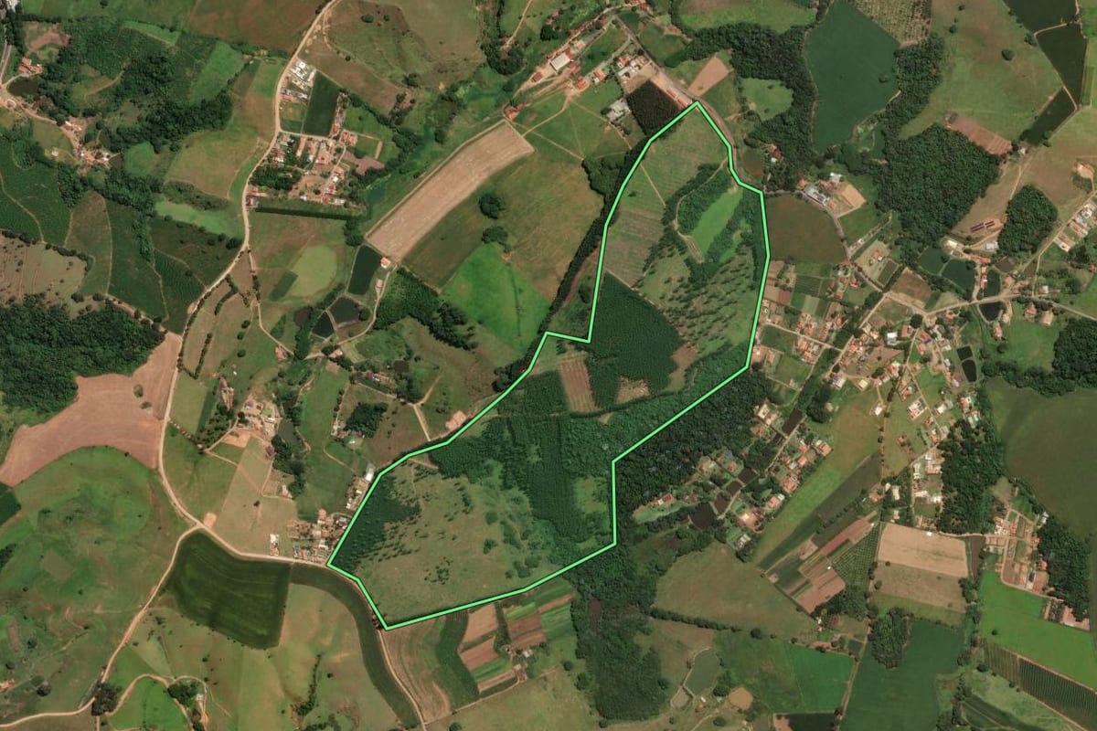 Imagem de satélite do imóvel rural em Socorro (SP), com o contorno declarado no CAR desenhado por cima.