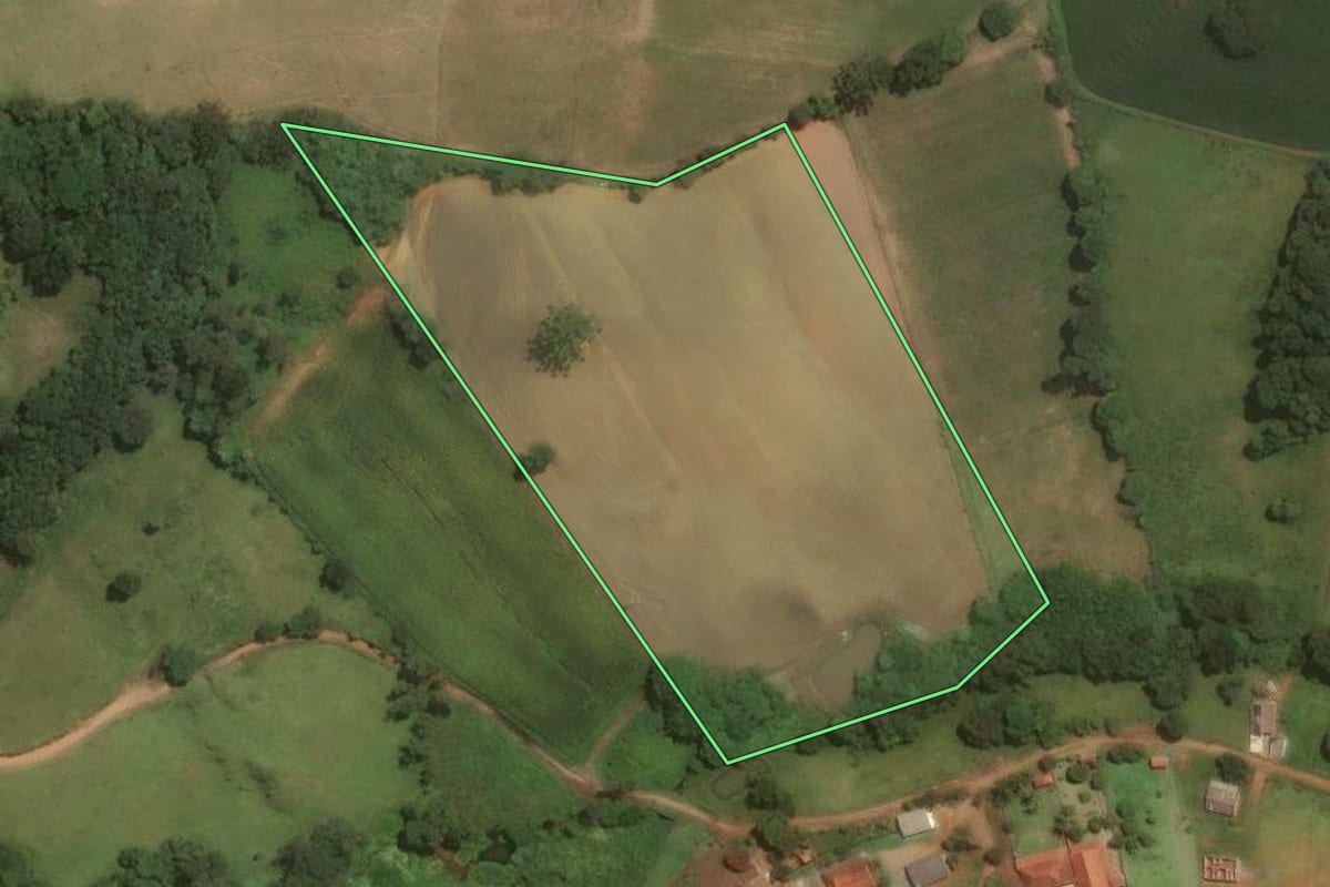 Imagem de satélite do imóvel rural em Socorro (SP), com o contorno declarado no CAR desenhado por cima.
