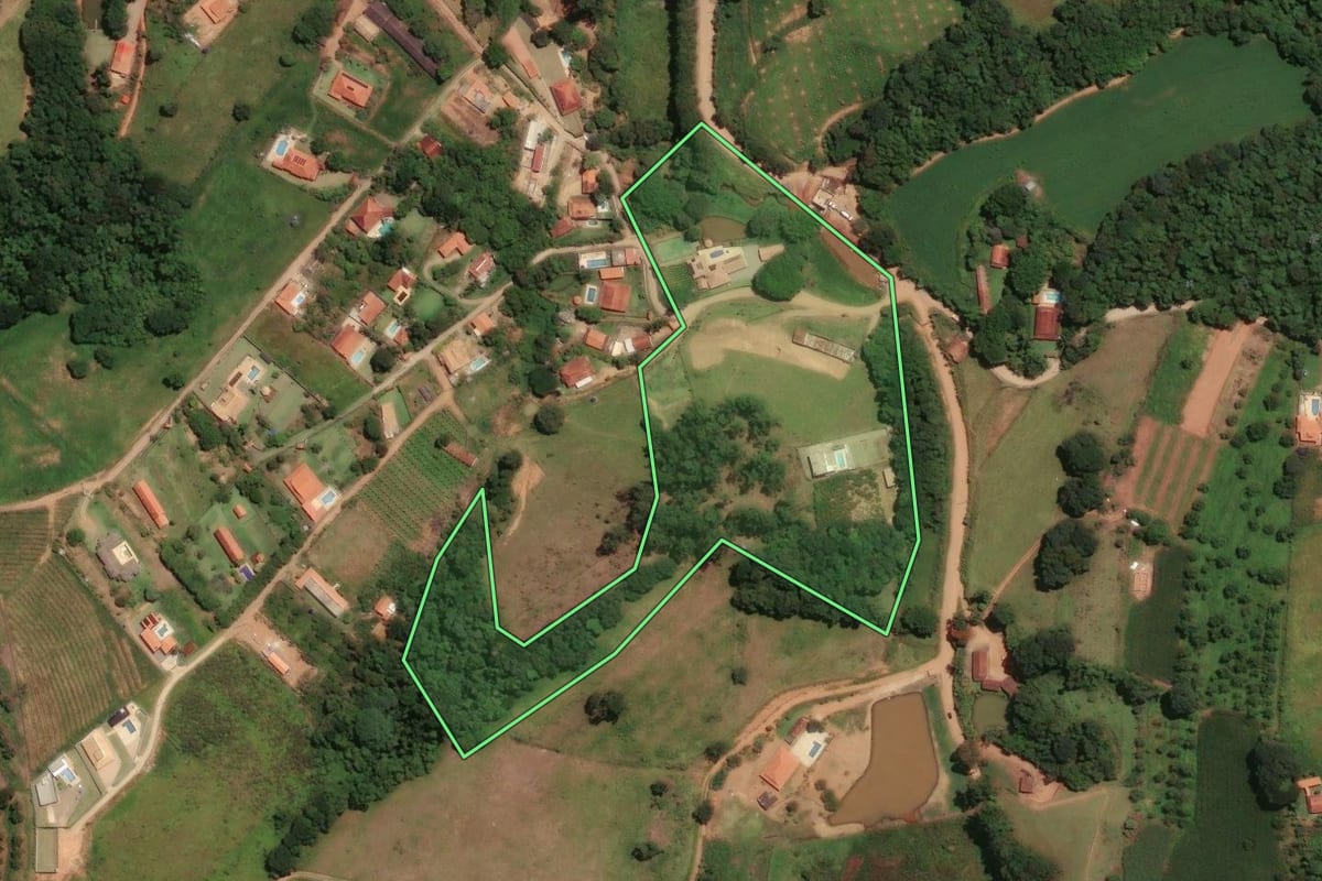 Imagem de satélite do imóvel rural em Socorro (SP), com o contorno declarado no CAR desenhado por cima.