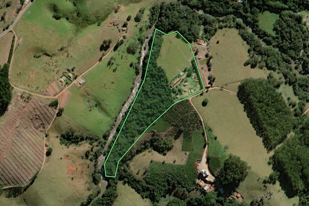 Imagem de satélite do imóvel rural em Socorro (SP), com o contorno declarado no CAR desenhado por cima.