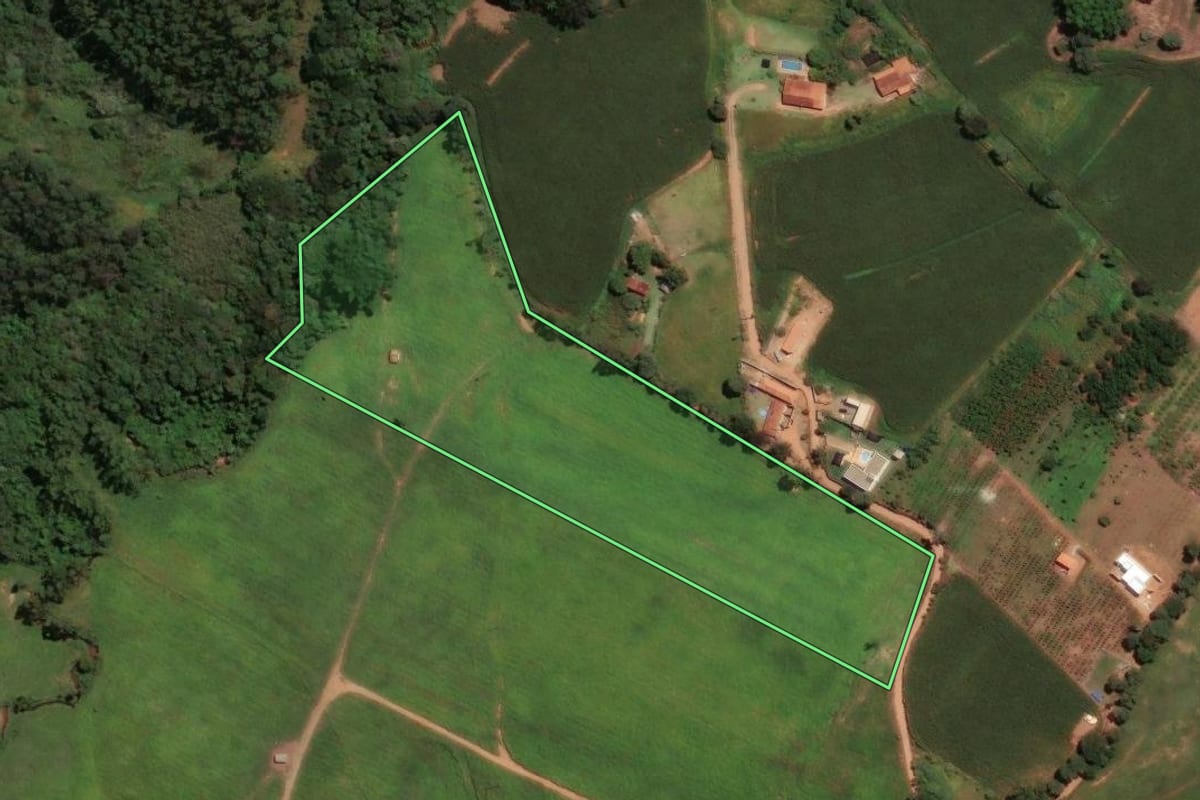 Imagem de satélite do imóvel rural em Socorro (SP), com o contorno declarado no CAR desenhado por cima.