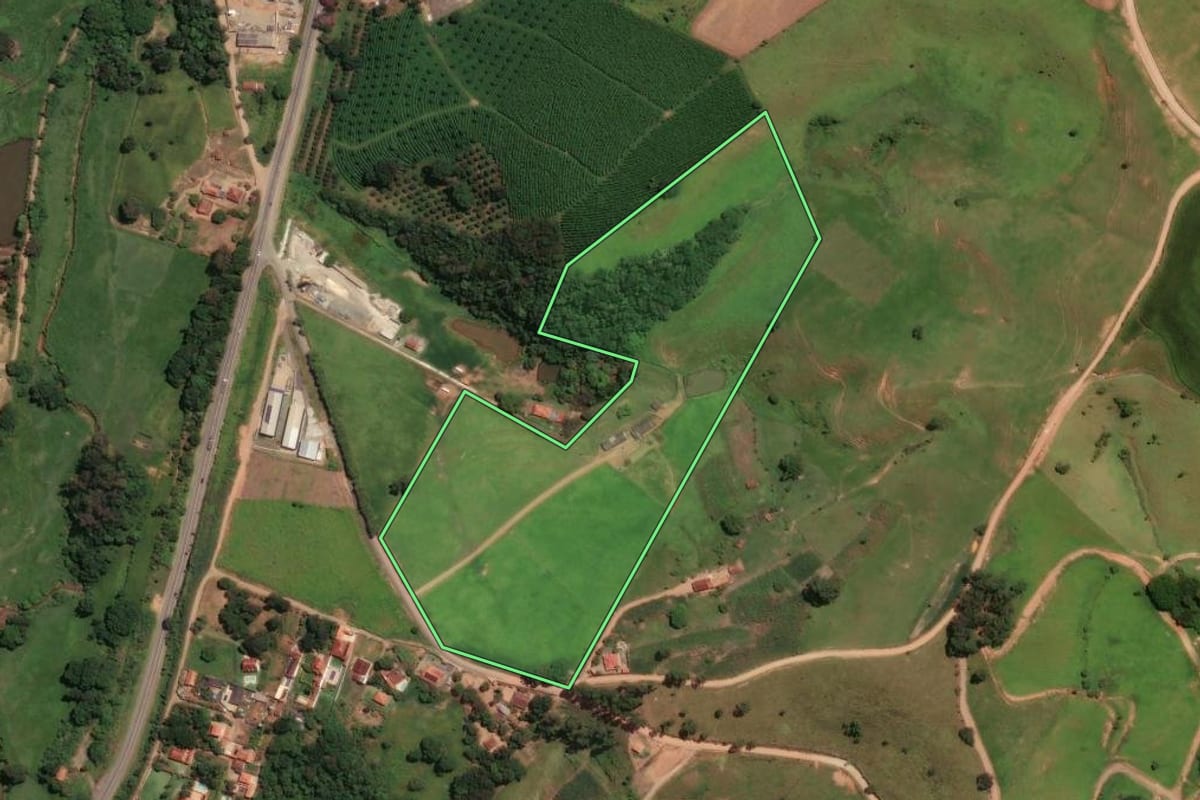 Imagem de satélite do imóvel rural em Socorro (SP), com o contorno declarado no CAR desenhado por cima.