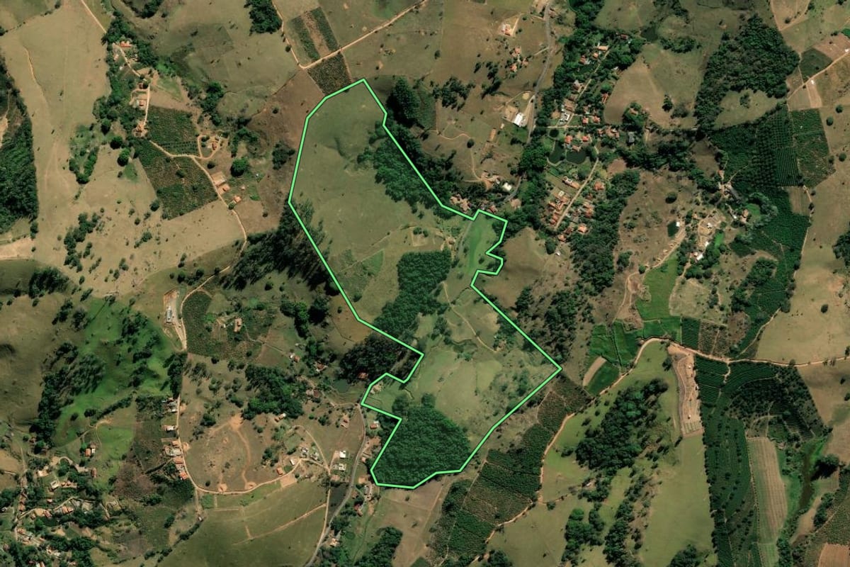 Imagem de satélite do imóvel rural em Socorro (SP), com o contorno declarado no CAR desenhado por cima.